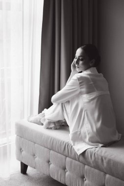 Günaydın ve lüks bir odada, pijama ve iç çamaşırlarıyla lüks ve güzel bir geline ayakkabı ve şık beyaz bir gelinlik giymeye hazırlanıyorum..