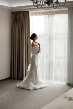 Günaydın ve lüks bir odada, pijama ve iç çamaşırlarıyla lüks ve güzel bir geline ayakkabı ve şık beyaz bir gelinlik giymeye hazırlanıyorum..