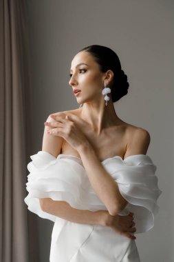 Günaydın ve lüks bir odada, pijama ve iç çamaşırlarıyla lüks ve güzel bir geline ayakkabı ve şık beyaz bir gelinlik giymeye hazırlanıyorum..