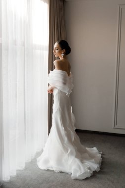 Günaydın ve lüks bir odada, pijama ve iç çamaşırlarıyla lüks ve güzel bir geline ayakkabı ve şık beyaz bir gelinlik giymeye hazırlanıyorum..