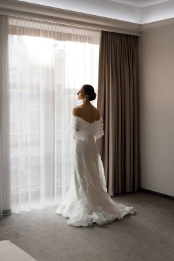 Günaydın ve lüks bir odada, pijama ve iç çamaşırlarıyla lüks ve güzel bir geline ayakkabı ve şık beyaz bir gelinlik giymeye hazırlanıyorum..