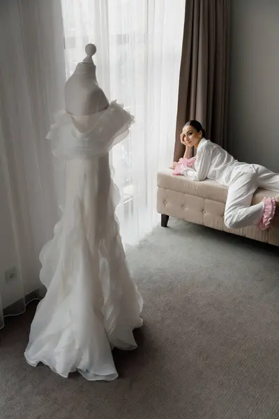 Утро Подготовка Роскошной Красивой Невесте Отеле Роскошном Номере Пижаме Нижнем Лицензионные Стоковые Фото