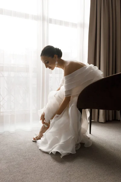 Утро Подготовка Роскошной Красивой Невесте Отеле Роскошном Номере Пижаме Нижнем Лицензионные Стоковые Изображения