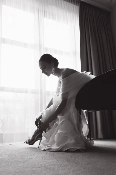 아침에 잠옷과 란제리의 고급스러운 방에서 호텔에서 고급스럽고 아름다운 신부를위한 신발과 로열티 프리 스톡 사진