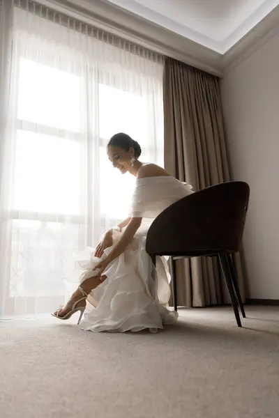 Утро Подготовка Роскошной Красивой Невесте Отеле Роскошном Номере Пижаме Нижнем Стоковое Изображение
