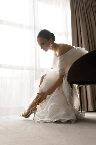 Утро Подготовка Роскошной Красивой Невесте Отеле Роскошном Номере Пижаме Нижнем Стоковое Изображение