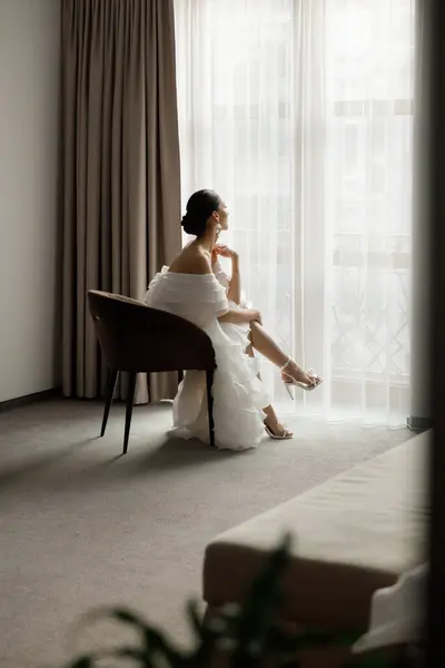 아침에 잠옷과 란제리의 고급스러운 방에서 호텔에서 고급스럽고 아름다운 신부를위한 신발과 로열티 프리 스톡 이미지