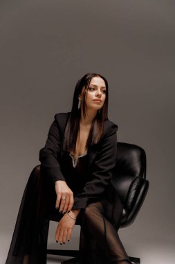 Moda ve Vogue tarzı bir fotoğraf stüdyosunda ceketli ve ceketsiz güzel bir kızın şık, lüks bir fotoğraf çekimi..