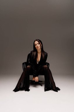 Moda ve Vogue tarzı bir fotoğraf stüdyosunda ceketli ve ceketsiz güzel bir kızın şık, lüks bir fotoğraf çekimi..