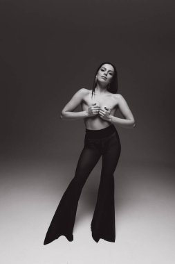 Moda ve Vogue tarzı bir fotoğraf stüdyosunda ceketli ve ceketsiz güzel bir kızın şık, lüks bir fotoğraf çekimi..