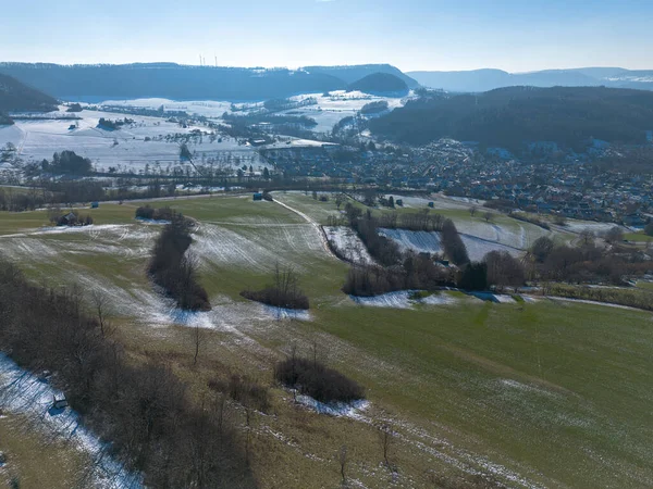 눈덮인 도나우 도르프 위에서 들판을 바라본다 — 스톡 사진