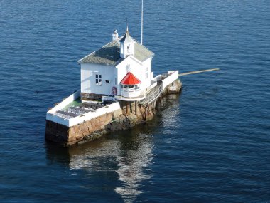 Norveç 'te Oslofjord' da restoranı olan yalnız Dyna Fyr deniz feneri manzarası.