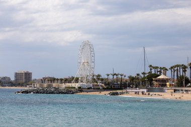 Saint Raphael sahilde ve Fransız Rivierası, Fransız Rivierası 'nda dönme dolapla geziniyor.