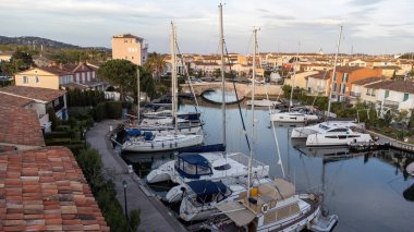 Baharda Fransa 'daki Grimaud Limanı' nda yatlar, yelkenliler ve Akdeniz 'de gündüzleri insansız hava aracı atışı, Cote d' Azur