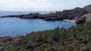 Fransız Rivierası, Cote d 'Azur kıyısında dik bir sahil, Akdeniz' e bakan bir kaya üzerinde, Drone vuruldu.