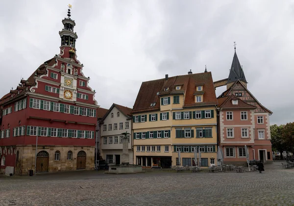 Esslingen Δημαρχείο Μια Βροχερή Ανοιξιάτικη Μέρα Λιθόστρωτο Προαύλιο — Φωτογραφία Αρχείου