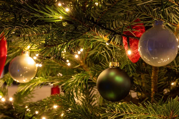 Árvore Natal Com Bolas Verdes Brancas Sino Vermelho Uma Cadeia — Fotografia de Stock