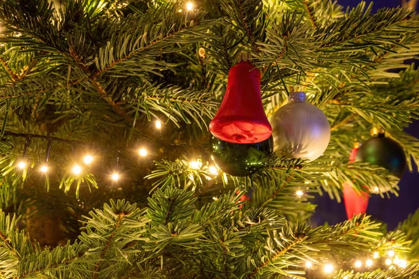 Yeşil Beyaz Topları Olan Noel Ağacı Kırmızı Çan Bir Işık — Stok fotoğraf