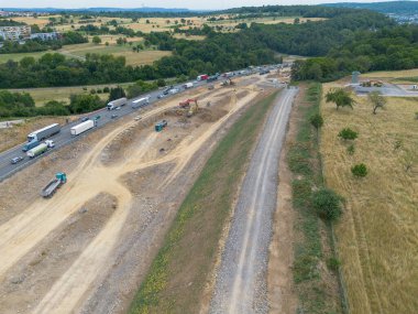 İnşaat araçları ve makineleri olan otoyol şantiyesi, Pforzheim yakınlarındaki A8 'in yeni inşaatı ve yenilenmesi, İHA kaydı