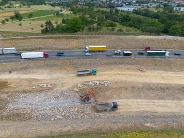 İnşaat araçları ve makineleri olan otoyol şantiyesi, Pforzheim yakınlarındaki A8 'in yeni inşaatı ve yenilenmesi, İHA kaydı