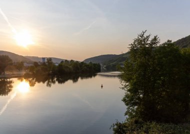 Hassmersheim, Neckar nehrinin karşısında Hornberg Kalesi 'ne doğru su yansımaları ile ilerliyor.