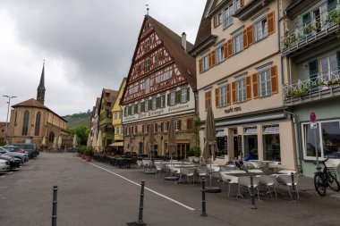 Esslingen, Almanya 8 Mayıs 2023: Esslingen şehir merkezi, yağmurlu bir günde dükkanlar, pazar meydanı ve restoranlar