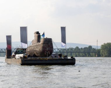 Denizaltı, eski ve Mainz 'de mola vermiş bir nakliye botuna atılmış.