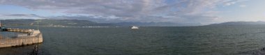 Lindau, Constance Gölü üzerinden Avusturya 'daki Bregenz' e doğru gemilerle panoramik görüş.