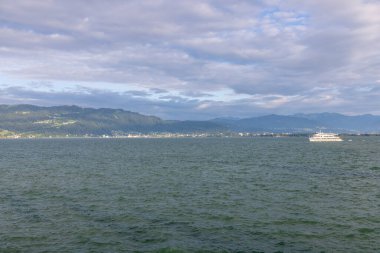Lindau, Constance Gölü üzerinden Avusturya 'daki Bregenz' e doğru gemilerle bak.
