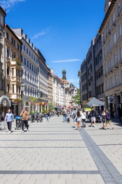 Münih Almanya 2 Ağustos 2023: Yazın mağazaları, insanları ve evleri olan Münih şehir merkezi