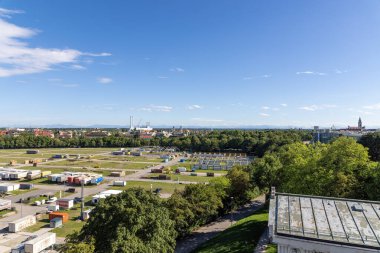 Münih, Almanya 2 Ağustos 2023: Oktoberfest 'ten Bavyera heykelinin Münih manzaralı inşaatı ile Theresienwiese