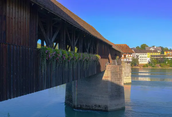 Bad Saeckingen Stary Drewniany Most Szwajcarii Lecie Kwiatami — Zdjęcie stockowe