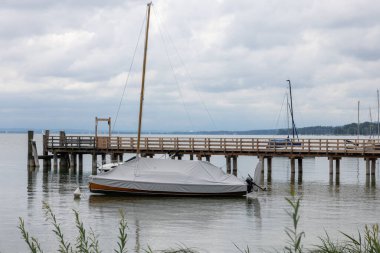 Bulutlu yaz havasında yelkenli tekneli Ammersee
