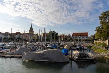 Constance Gölü 'ndeki Lindau Limanı' nda yaz aylarında gemi, ev, liman girişi ve kafelerle