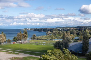 İsviçre ve Alpler 'de Kreuzlingen' e doğru Constance Gölü ve park manzaralı Konstanz