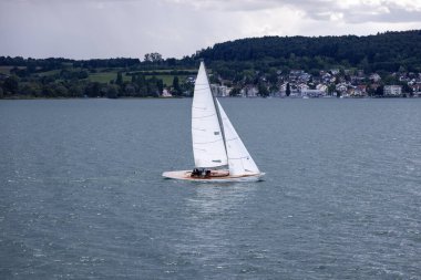 Constance Gölü 'nde son sürat giden bir yelkenli..