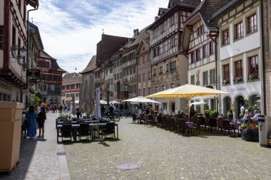 Stein am Rhein, İsviçre 08 Ağustos 2023: İsviçre 'de tarihi evleri olan eski Stein am Rhein kasabası