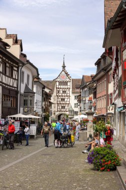 Stein am Rhein, İsviçre 08 Ağustos 2023: İsviçre 'de tarihi evleri olan eski Stein am Rhein kasabası
