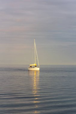 Güneş batarken, altın saatinde Constance Gölü 'nde yelkenli tekneler ve yatlarla
