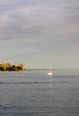 Güneş batarken, altın saatinde Constance Gölü 'nde yelkenli tekneler ve yatlarla