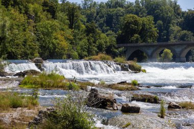 Schaffhausen Şelaleleri, yazın şelaleli panoramik manzara ve İsviçre 'de köprü.