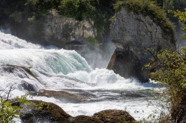 Schaffhausen Şelaleleri, yazın şelaleli panoramik manzara ve İsviçre 'de köprü.