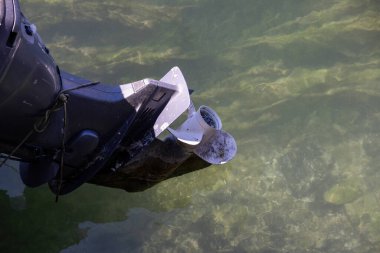 Saint Raphael 'de Fransız Rivierası' ndaki Cote d 'Azur' da motorlu bir tekne.