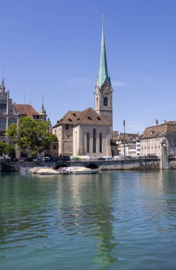 Zürih Gölü manzaralı Fraumuenster Kilisesi eski Zürih kasabası