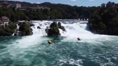 Schaffhausen Şelaleleri, şelaleli panoramik manzara ve yazın köprü, İsviçre, insansız hava aracı videosu