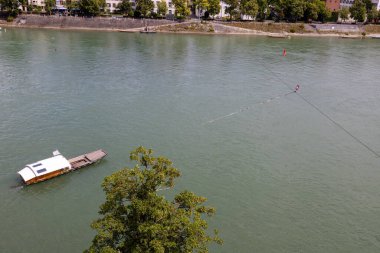 Ren 'den geçerek eski kasabaya giden kablo feribotlu bir Basel.
