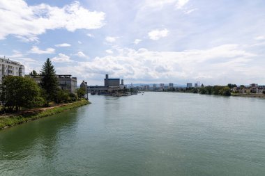 Almanya 'da Weil am Rhein Limanı Köprüden alındı
