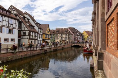 Colmar, Fransa 15 Ağustos 2023: Fransa 'nın eski Colmar kasabası