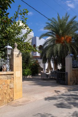 Gergiopoupolis, Girit 3 Ekim 2023: Girit 'teki Orpheas Oteli' nin giriş alanı