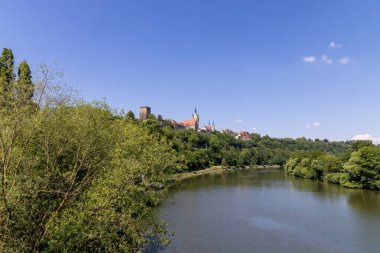 Kötü Wimpfen, eski kilise manzaralı ve Neckar nehri üzerindeki tarihi şehir duvarlı.